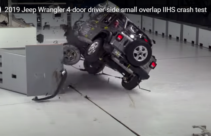 吉普牧马人是第一辆在小重叠碰撞测试中翻倒的车辆-两次