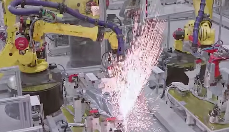 特斯拉向上海超级工厂展示机器人大军