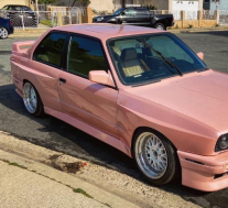 E30宝马“ M3”是一辆粉红色的