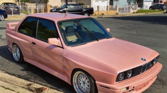 E30宝马“ M3”是一辆粉红色的