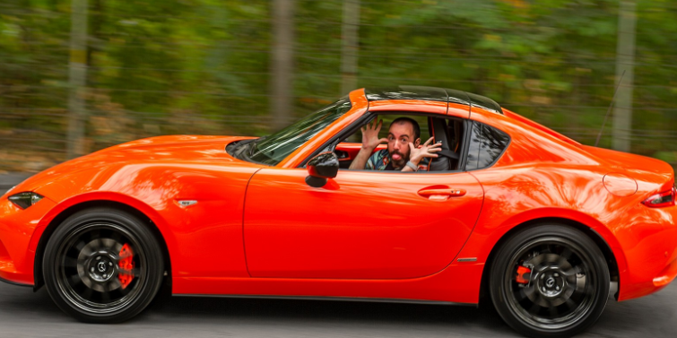 马自达MX-5“越野”，带有绞车，皮划艇架，后置备用轮胎