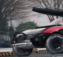 马自达MX-5“越野”，带有绞车，皮划艇架，后置备用轮胎