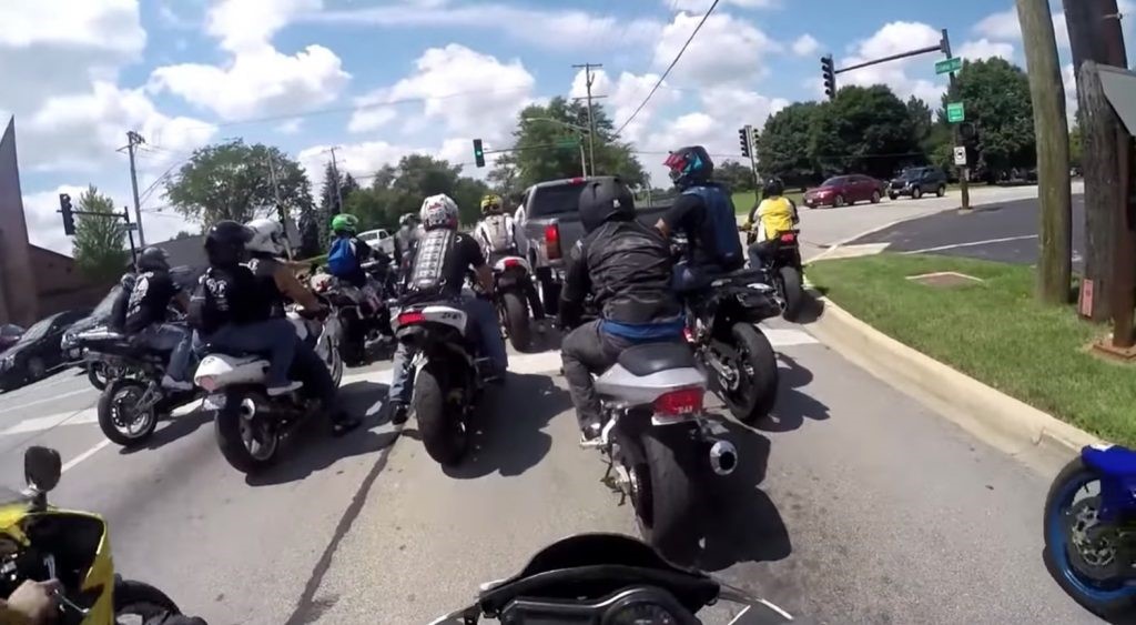 汽车资讯：Bikers Confront GMC Sierra驱动程序 