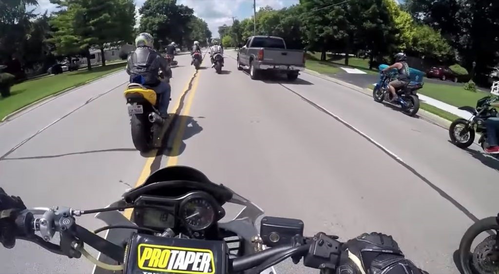 Bikers Confront GMC Sierra驱动程序