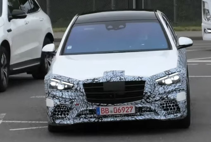2021年梅赛德斯-奔驰S级轿车看起来已经准备就绪，在德国进行了现场测试