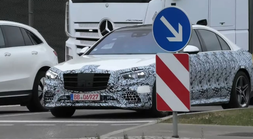 2021年梅赛德斯-奔驰S级轿车看起来已经准备就绪，在德国进行了现场测试