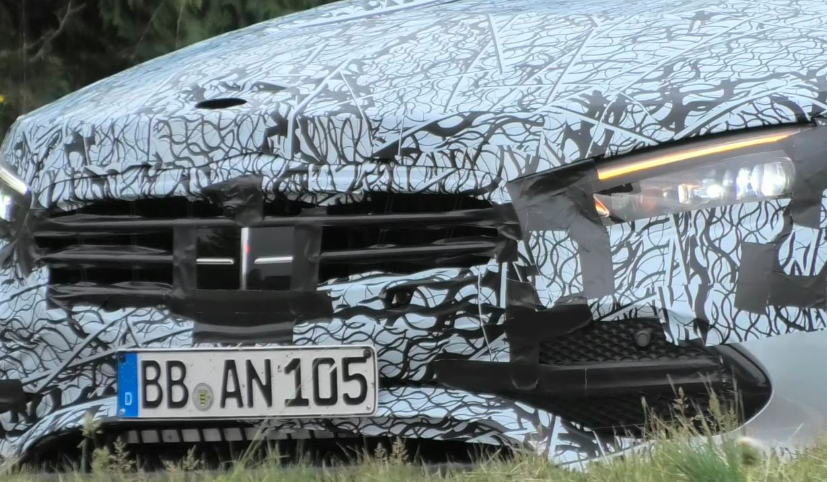 2022年梅赛德斯-奔驰C级车，在德国展示了保险杠和格栅