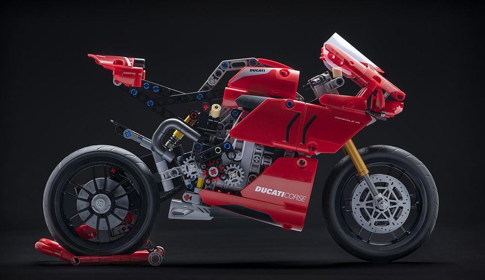 有一个杜卡迪Panigale V4 R乐高技术模型，我们想要它