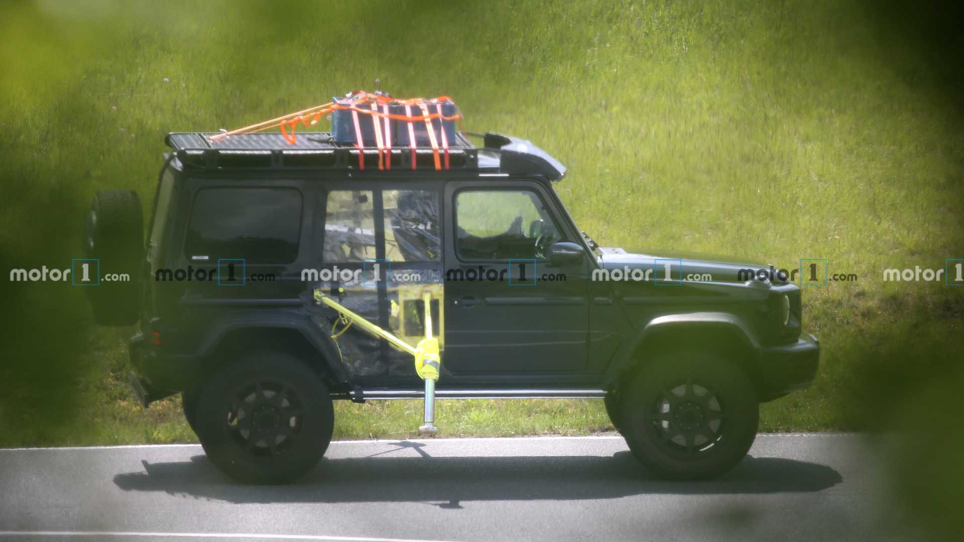 全新Mercedes-Benz G550 4×4²带有奇怪的测试台