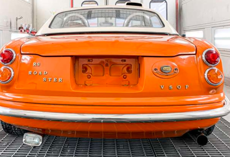 橙色马自达MX-5带有圆形灯是一辆英国跑车