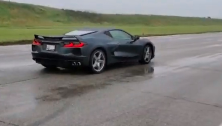 这就是C8 Corvette Stingray Z51在湿滑道路上加速的方式