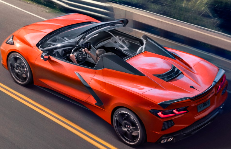 这就是C8 Corvette Stingray Z51在湿滑道路上加速的方式