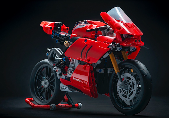 乐高杜卡迪Panigale V4 R带有工作变速箱