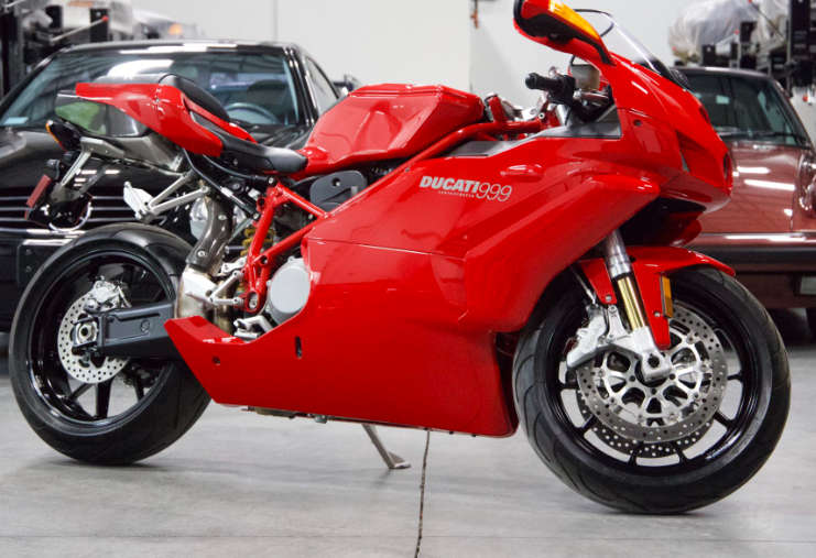 杜卡迪999并不漂亮，但您可以便宜地买到这款超级摩托车