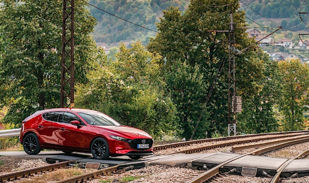 据报道2021年Mazda3 Turbo配备SkyActiv-G 2.5T，AWD，6速自动变速箱