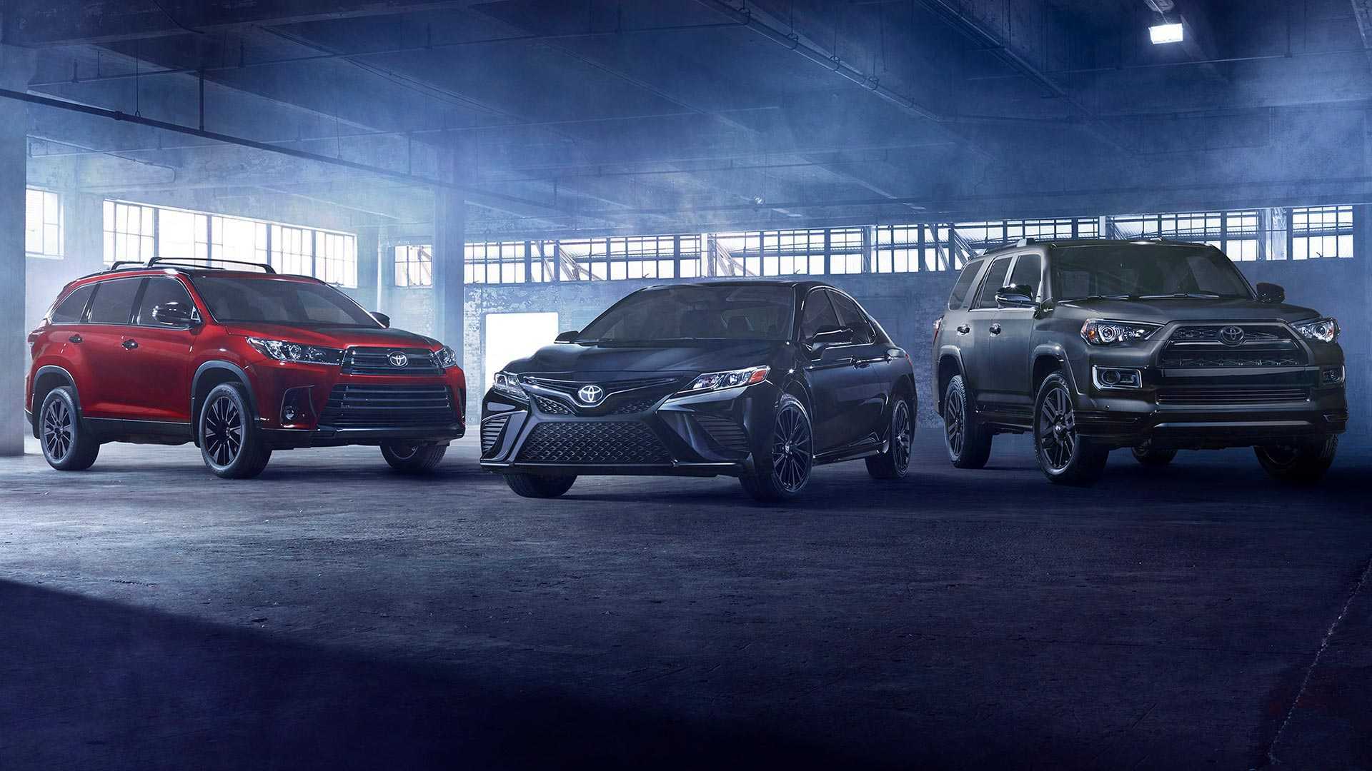 2021年丰田C-HR和阿瓦隆获得带有深色口音的夜幕版