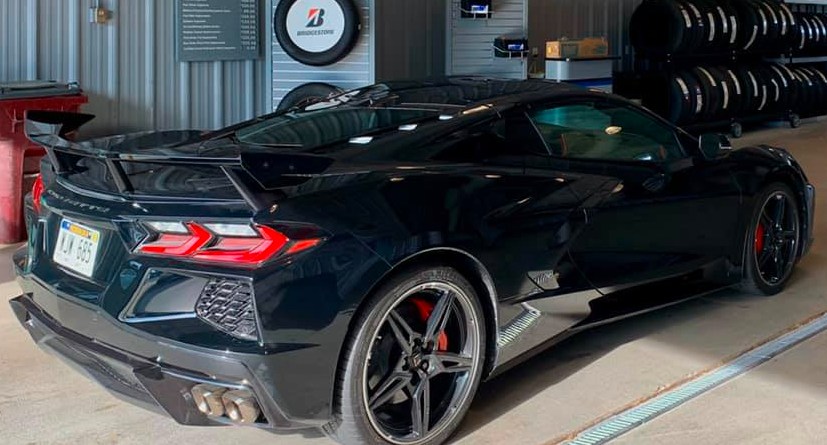 C8 Corvette获得新的仪表板，新的门板，全面涂装