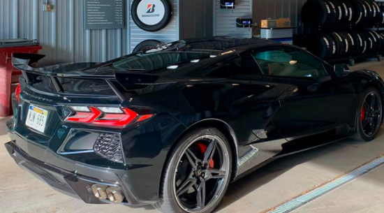 C8 Corvette获得新的仪表板，新的门板，全面涂装
