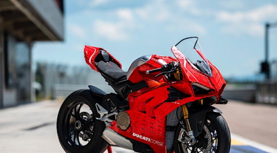 真人大小的乐高杜卡迪Panigale V4 R