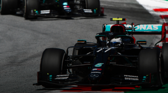 梅赛德斯的Bottas在2020年一级方程式奥地利大奖赛上名列前茅