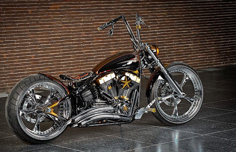 哈雷戴维森（Harley-Davidson）淘金者看上去金光闪闪