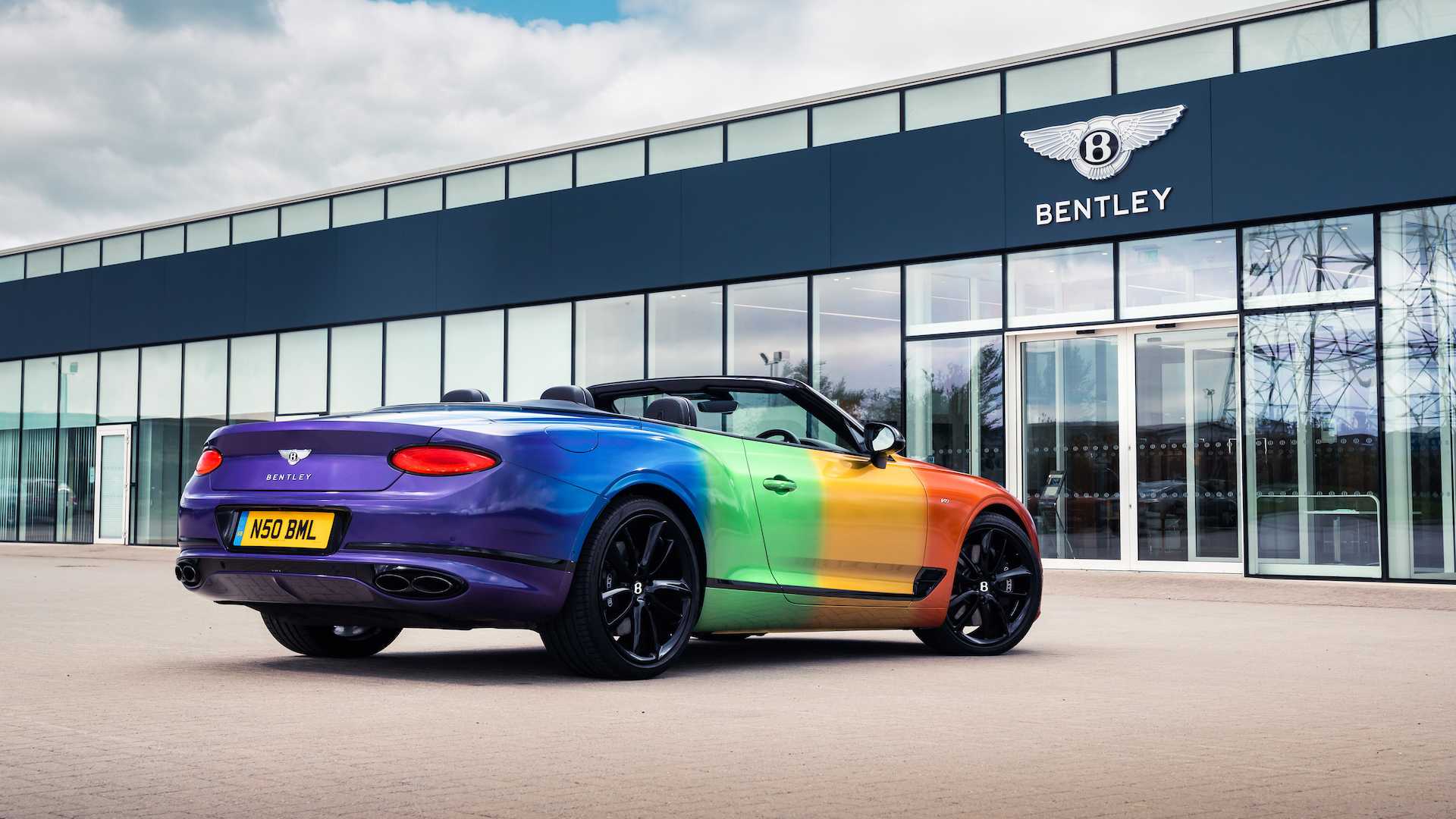宾利欧陆GT V8敞篷车获得彩虹待遇