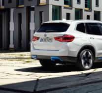 2021年宝马iX3是该品牌的首款电动SUV
