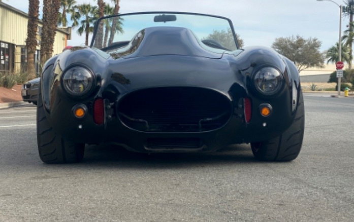 这款谢尔比眼镜蛇（Shelby Cobra）是定制版本