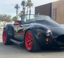 这款谢尔比眼镜蛇（Shelby Cobra）是定制版本