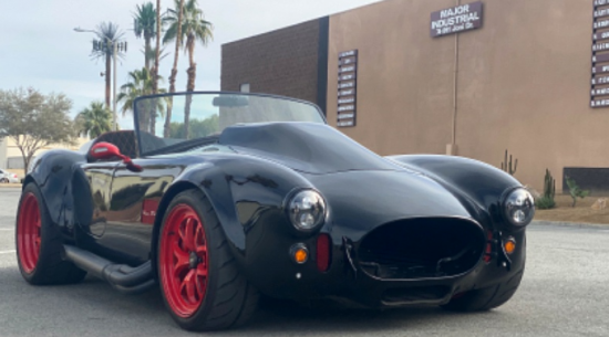 这款谢尔比眼镜蛇（Shelby Cobra）是定制版本