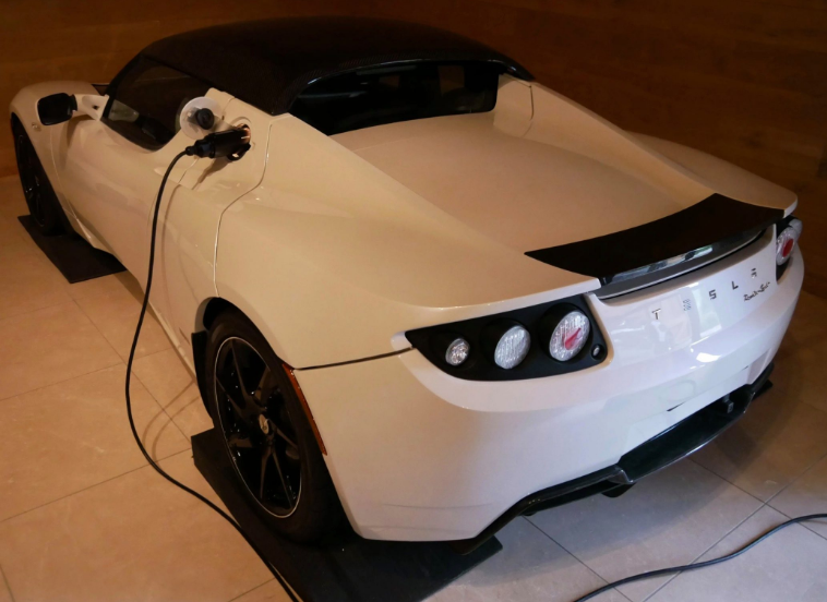 疯狂的瑞士要价150万美元购买第一代特斯拉跑车