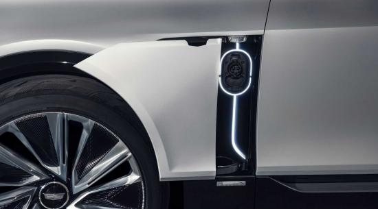 凯迪拉克Lyriq预告片展示了电动SUV的巨大充电端口门