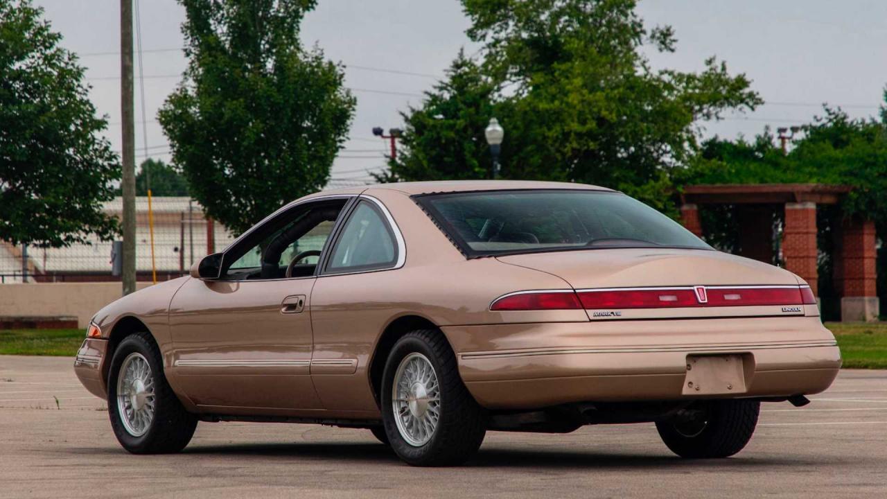 这辆1993年的林肯马克八世由福特制造，时速可达183英里