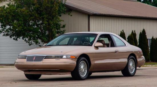 这辆1993年的林肯马克八世由福特制造，时速可达183英里