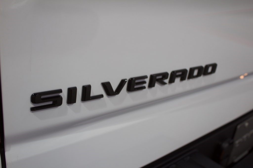 雪佛兰西尔维拉多公司粗略地发现了被拖拽的汽车残骸
