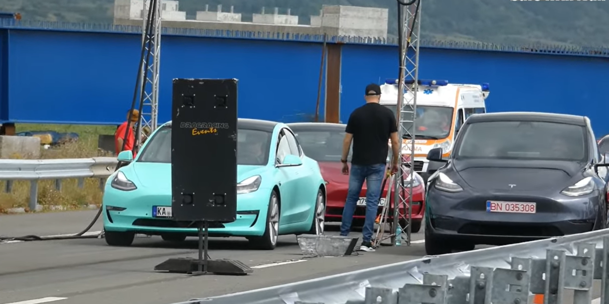 观看特斯拉Y型与特斯拉Model 3赛车性能的对比