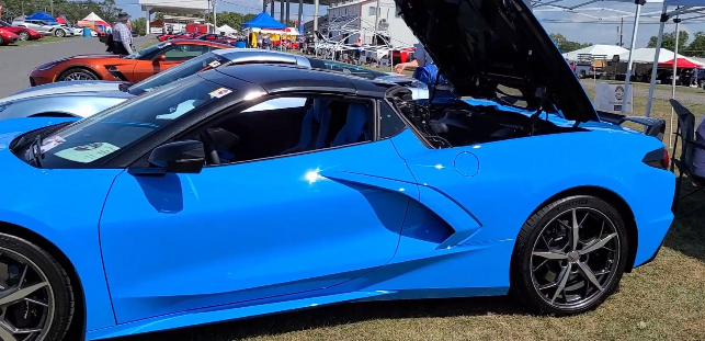 蓝色的C8 Corvette看上去很棒，可以遥控车顶操作