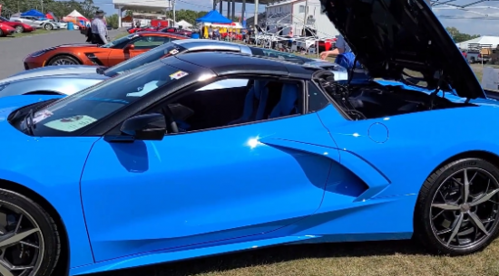 蓝色的C8 Corvette看上去很棒，可以遥控车顶操作