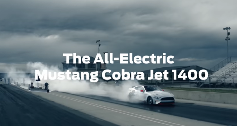 电动福特野马Cobra Jet 1400只用了8秒就跑了四分之一英里