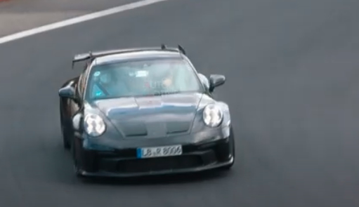 保时捷992 GT3在赛道上测试