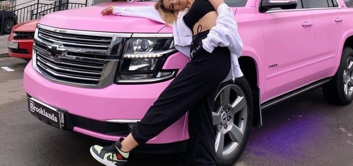 社交媒体上有影响力的人炫耀她的粉色雪佛兰Tahoe