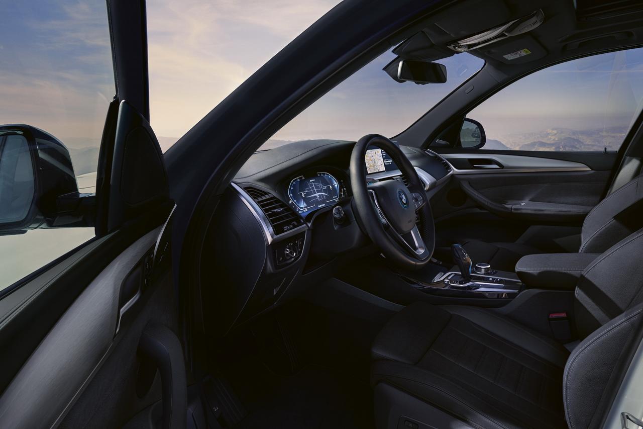 2021年宝马iX3是一款昂贵的电动SUV，在英国的售价比X6高出61,900英镑