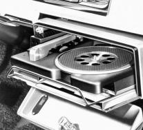 查看1956年以来道奇的高科技车载光盘播放器