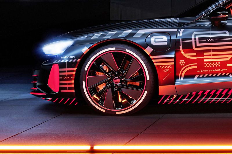 奥迪的e-tron GT使用扬声器来震撼其出色的性能