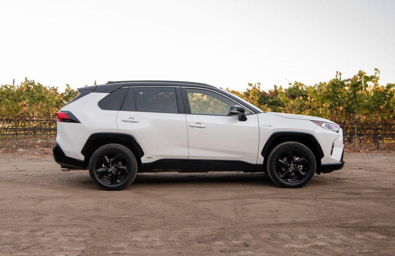 丰田RAV4在2021年获得了新的混合动力XLE高级装饰