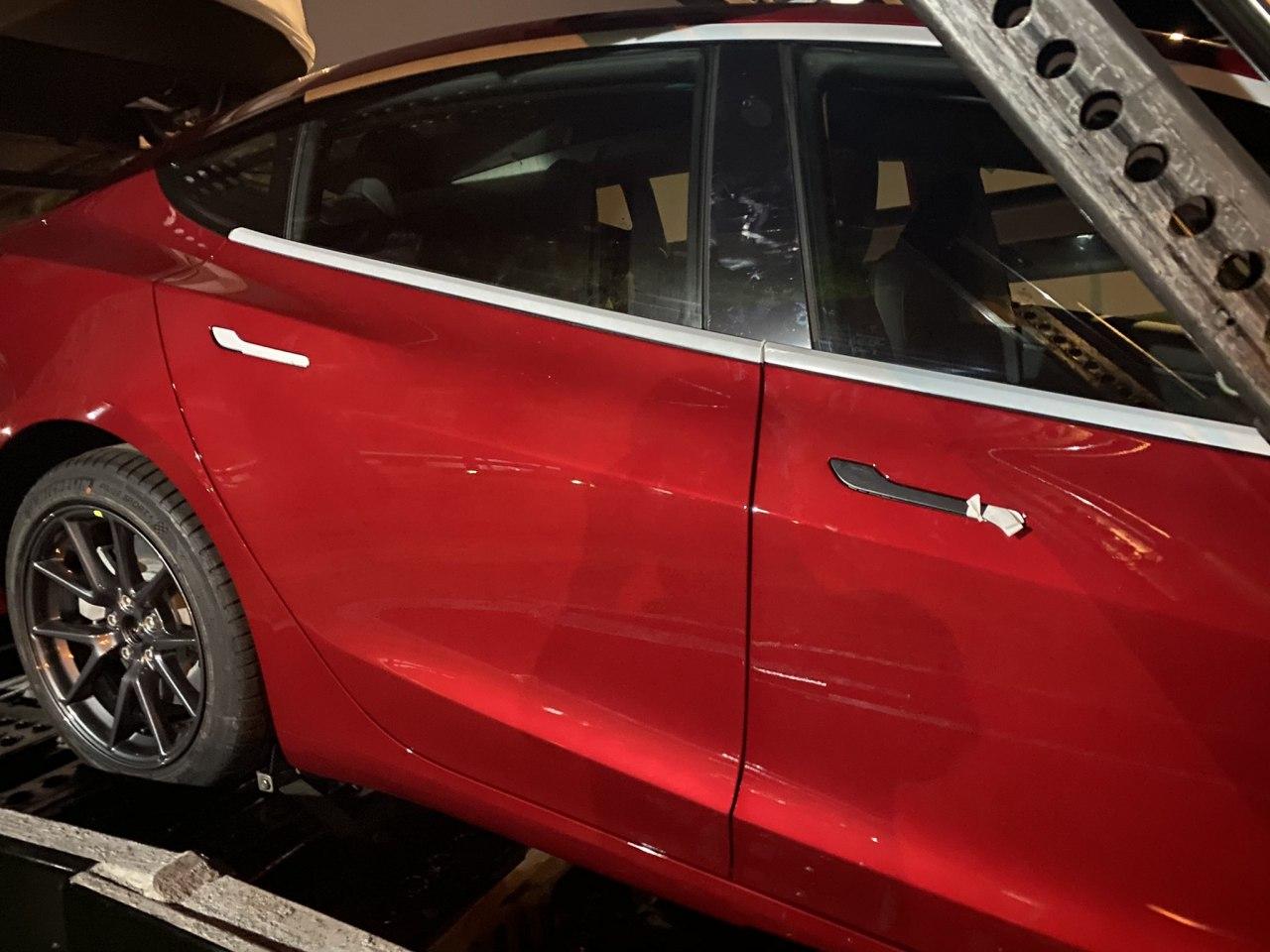 2021年特斯拉Model 3带有黑暗的窗户环绕和经修订的中控台