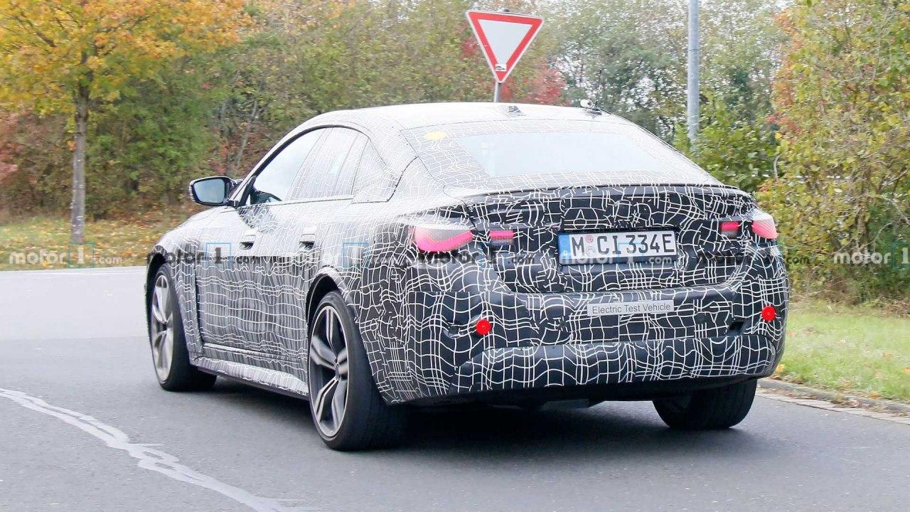 宝马i4 Spied Sport运动型双茎M后视镜，后挡泥板更宽