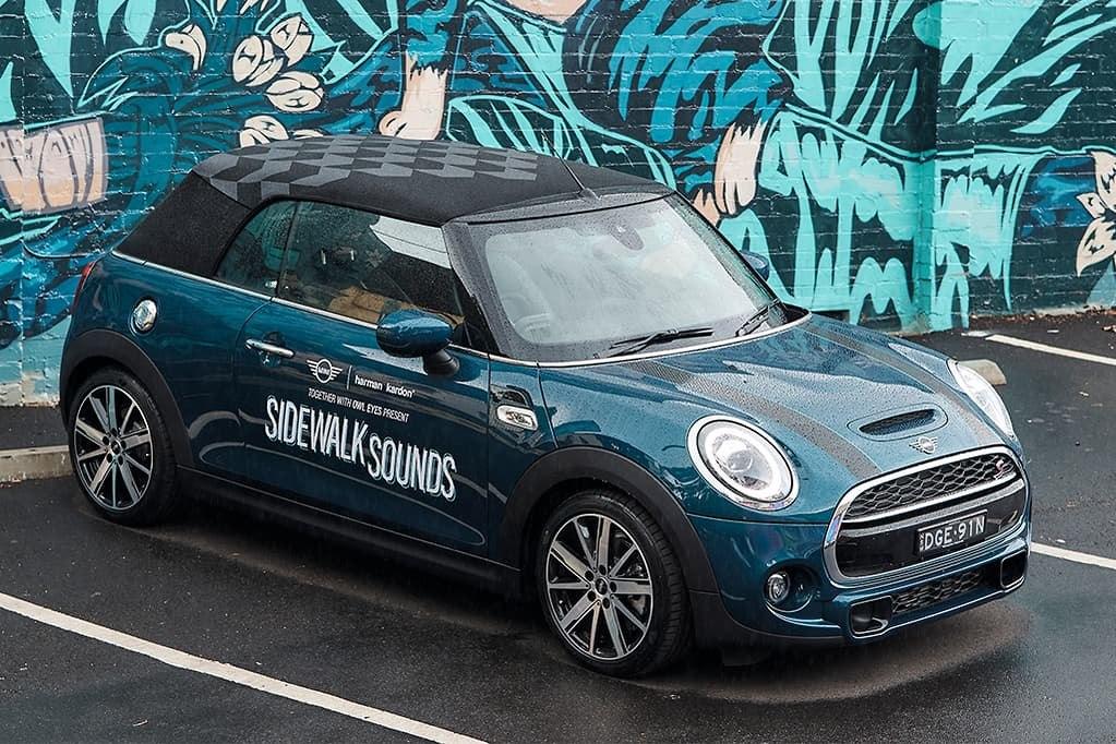 MINI Cooper S敞篷人行道版的大声入口