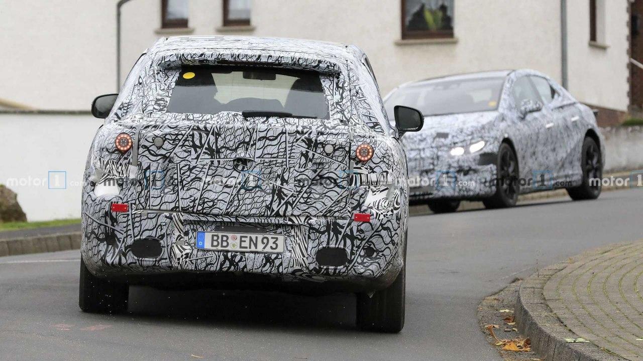 梅赛德斯-奔驰EQS SUV在新的间谍照片中初具规模