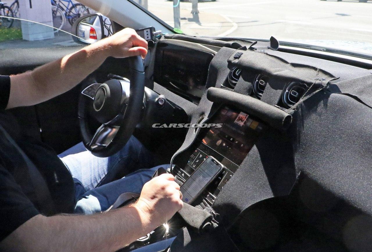 2022年梅赛德斯-奔驰AMG C53：迷你S级轿车参观了测试混合四缸动力总成的环